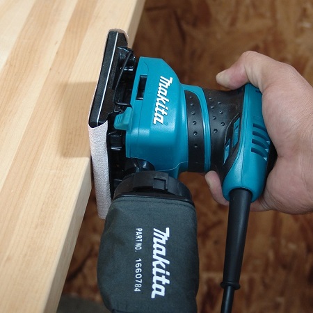 Makita BO4556K sanding wood edge